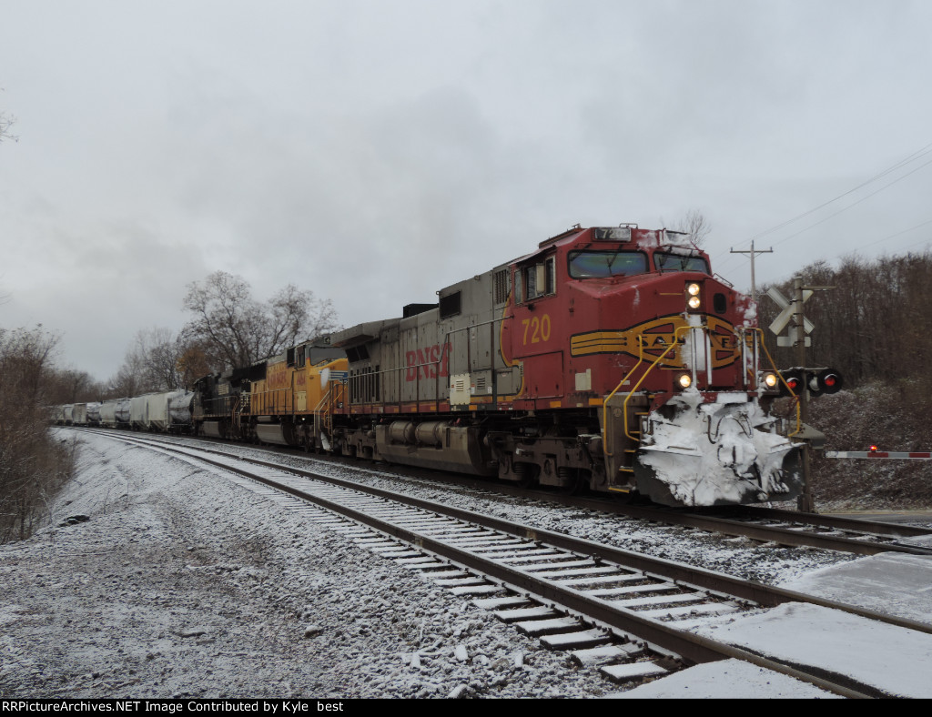 BNSF 720 on the grade 